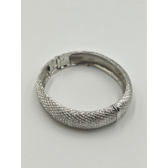 Vintage MONET Signed Hinged Bangle Bracelet Silver Tone Fish Scales Pattern - Picture 5 of 9